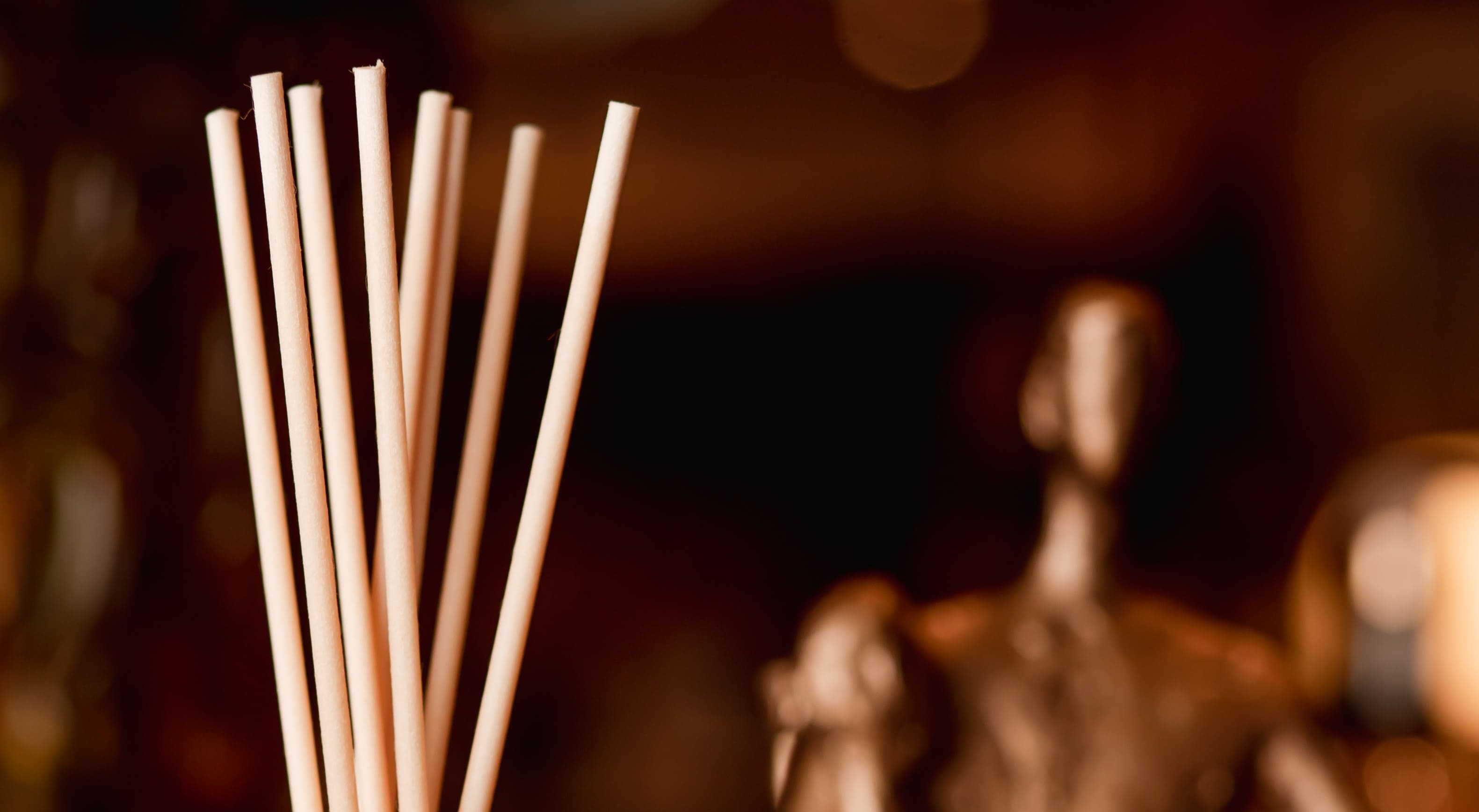 Quando virar as varetas do difusor de ambientes? Entenda o momento certo